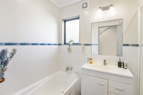 Photo of property in 29 Stewart Drive, Newlands, Wellington, 6037