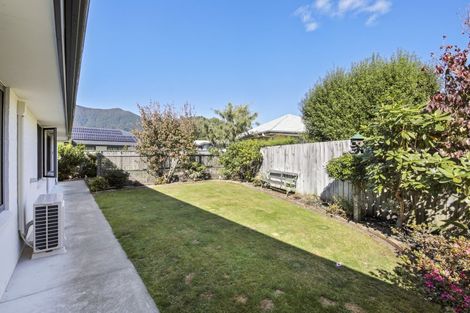 Photo of property in 5 Whitby Close, Waikawa, Picton, 7220