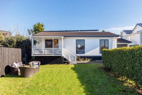 Photo of property in 2 Graham Avenue, Te Atatu Peninsula, Auckland, 0610