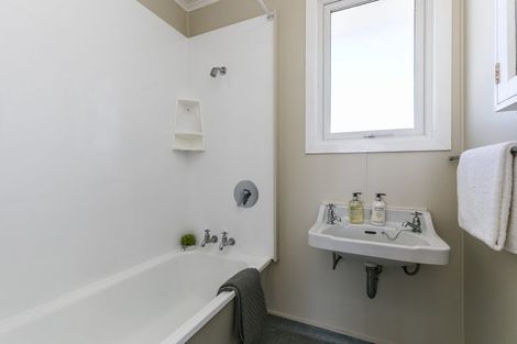 Photo of property in 55u2 Apu Crescent, Lyall Bay, Wellington, 6022
