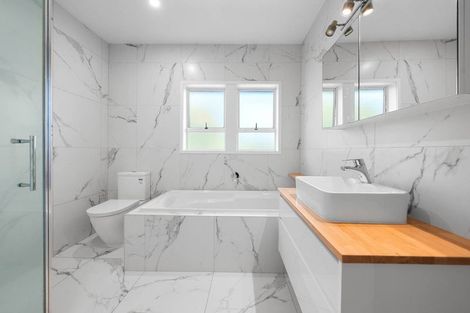 Photo of property in 29 Glenfern Road, Mellons Bay, Auckland, 2014