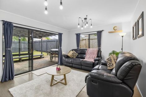 Photo of property in 2/19 Sailfish Drive, West Harbour, Auckland, 0618