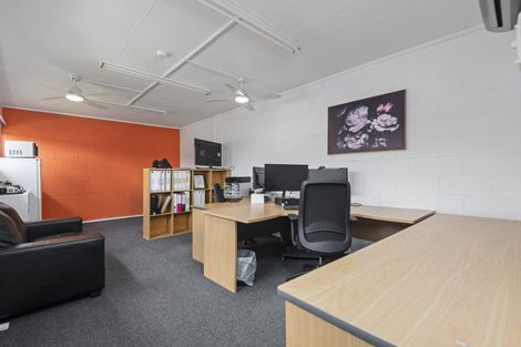 Photo of property in 52 Wikiriwhi Crescent, Awapuni, Palmerston North, 4412