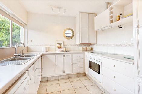 Photo of property in 28 Dawnhaven Drive, Te Atatu Peninsula, Auckland, 0610