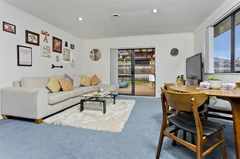 Photo of property in 16 Plumstead Rise, Glen Eden, Auckland, 0602