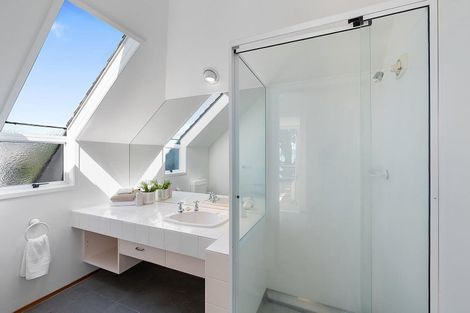 Photo of property in 30 Oxford Terrace, Coromandel, 3506