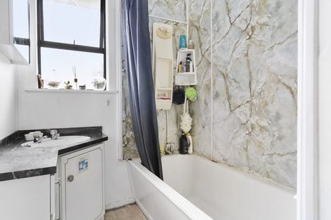 Photo of property in 2 Kirton Crescent, Manurewa, Auckland, 2102