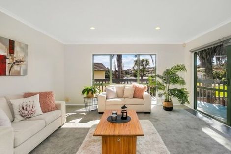 Photo of property in 4 De Havilland Drive, Goodwood Heights, Auckland, 2105