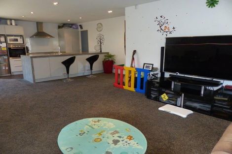 Photo of property in 11a Pinkerton Grove, Newlands, Wellington, 6037