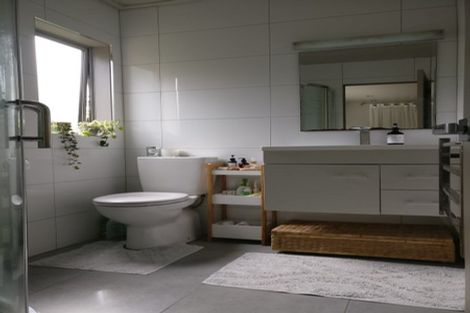 Photo of property in 2/44a Tamahere Drive, Glenfield, Auckland, 0629