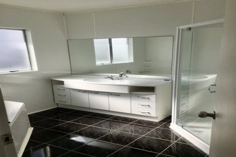 Photo of property in 34 Somes Crescent, Newlands, Wellington, 6037