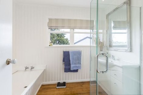 Photo of property in 1/19 Limmer Place, Browns Bay, Auckland, 0632