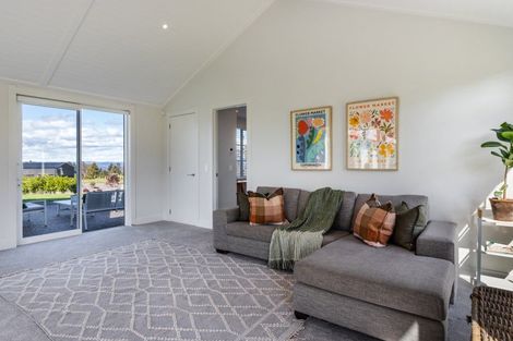 Photo of property in 5 Lens Way, Acacia Bay, Taupo, 3385