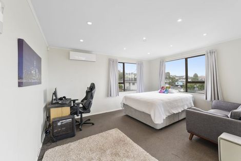 Photo of property in 12 Halloran Place, Massey, Auckland, 0614