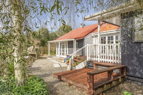 Photo of property in 103 Waikawa Beach Road, Manakau, Levin, 5573