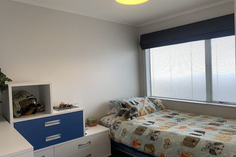 Photo of property in 2/34 Elizabeth Drive, West Harbour, Auckland, 0618