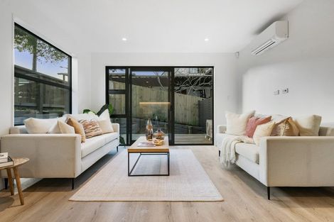 Photo of property in 43 Oteha Valley Road, Northcross, Auckland, 0632