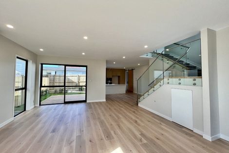 Photo of property in 2/19 Edwards Avenue, Henderson, Auckland, 0610