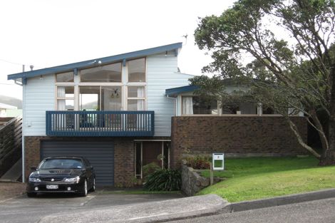 Photo of property in 7 Ruskin Road, Newlands, Wellington, 6037