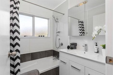 Photo of property in 25 Tawa Road, Te Atatu Peninsula, Auckland, 0610