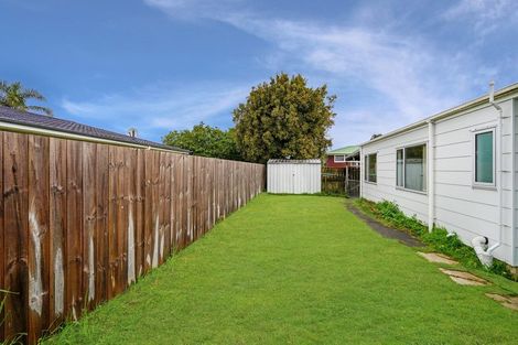 Photo of property in 17a/1 Tawa Road, Te Atatu Peninsula, Auckland, 0610