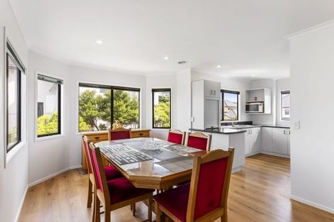 Photo of property in 10 Bennett Grove, Newlands, Wellington, 6037