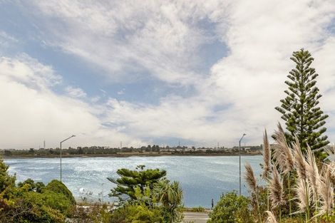 Photo of property in 4 The Brae, Mount Pleasant, Christchurch, 8081