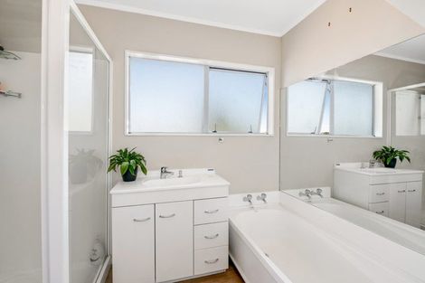 Photo of property in 1/23 Rifleman Rise, Unsworth Heights, Auckland, 0632