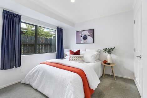 Photo of property in 52 Miles Crescent, Newlands, Wellington, 6037