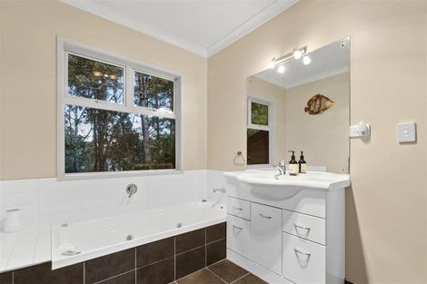 Photo of property in 16 Kittiwake Drive, Schnapper Rock, Auckland, 0632