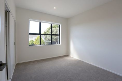 Photo of property in 1a Kirkdale Place, Northcross, Auckland, 0632