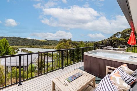 Photo of property in 14 Waterview Place, Haruru, 0204