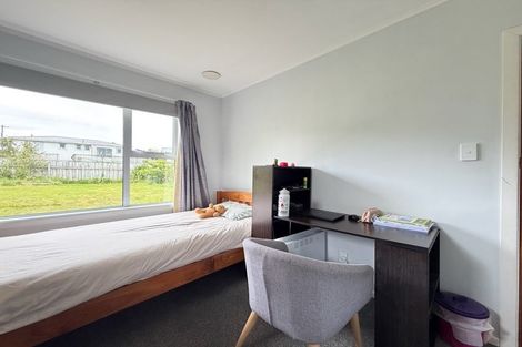 Photo of property in 3 Alder Place, Newlands, Wellington, 6037