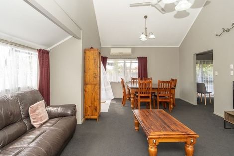 Photo of property in 17 Kentucky Crescent, Nawton, Hamilton, 3200
