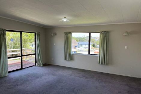 Photo of property in 28 West Harbour Drive, West Harbour, Auckland, 0618