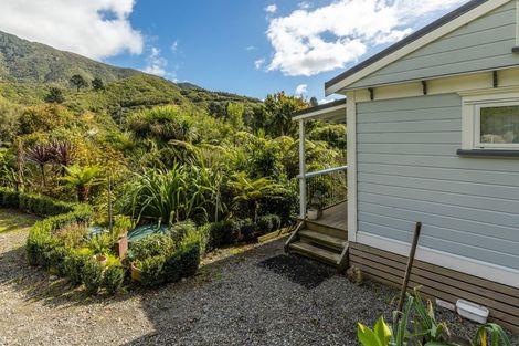 Photo of property in 16 Angle Street, Picton, 7220