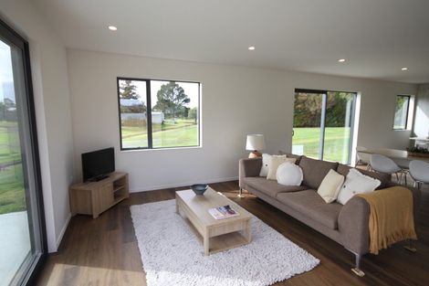 Photo of property in 14 Lynette Place, Mangere, Auckland, 2022