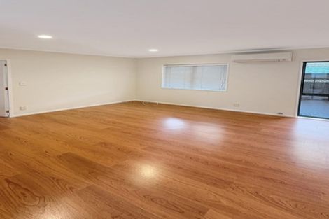 Photo of property in 4/520 Don Buck Road, Westgate, Auckland, 0614