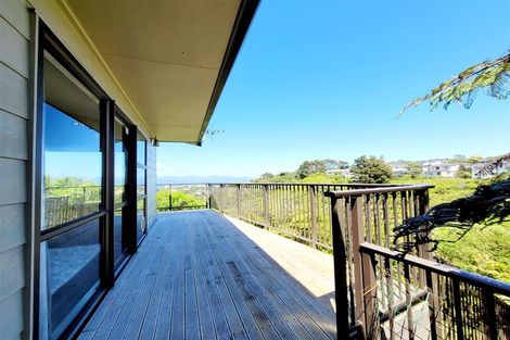 Photo of property in 10 Bayswater Place, Newlands, Wellington, 6037
