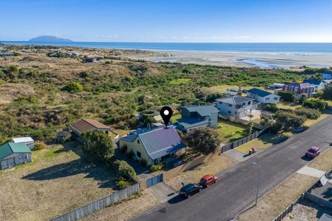 Photo of property in 6 James Street, Waikawa Beach, Levin, 5573