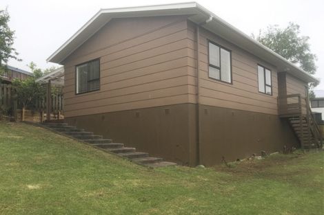 Photo of property in 2 Louise Place, West Harbour, Auckland, 0618