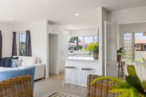 Photo of property in 88 Lakeside Drive, Orewa, 0931