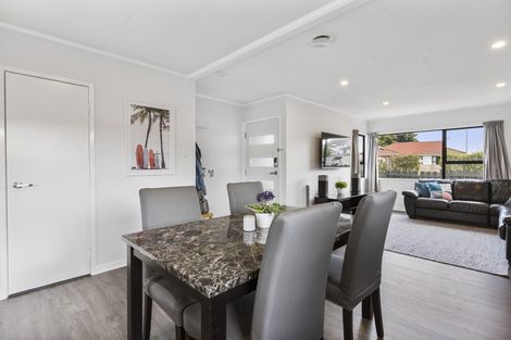 Photo of property in 2/16 Cabello Place, Unsworth Heights, Auckland, 0632