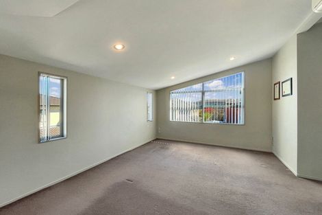 Photo of property in 8 Mana Lane, Pinehill, Auckland, 0632