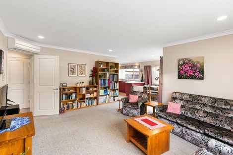 Photo of property in 9a Pinkerton Grove, Newlands, Wellington, 6037