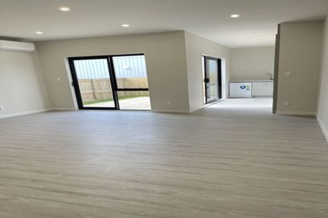 Photo of property in 21 Morus Road, Massey, Auckland, 0614