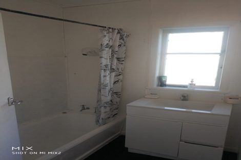 Photo of property in 63 Golf Road, New Lynn, Auckland, 0600