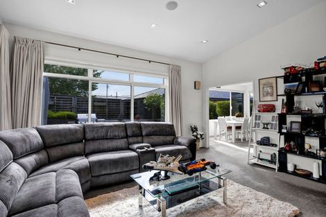 Photo of property in 27 Montague Grove, Stratford, 4332