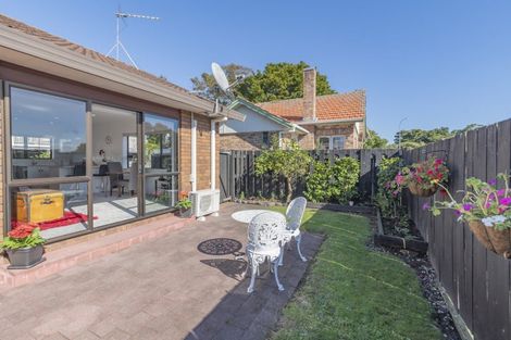 Photo of property in 2/10 Great South Road, Papakura, 2110