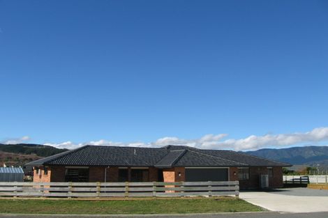Photo of property in 19 Grace Nicholls Grove, Riverstone Terraces, Upper Hutt, 5018